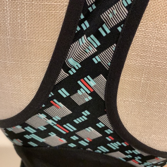Very stylish workout Size S top,See Photos, like new Black with geometry pattern - Picture 2 of 6